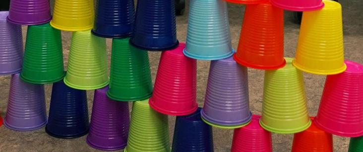 Farbige aufeinander gestapelte Trinkbecher als Teil eines Spiels am MATHEentdecken-Tag.