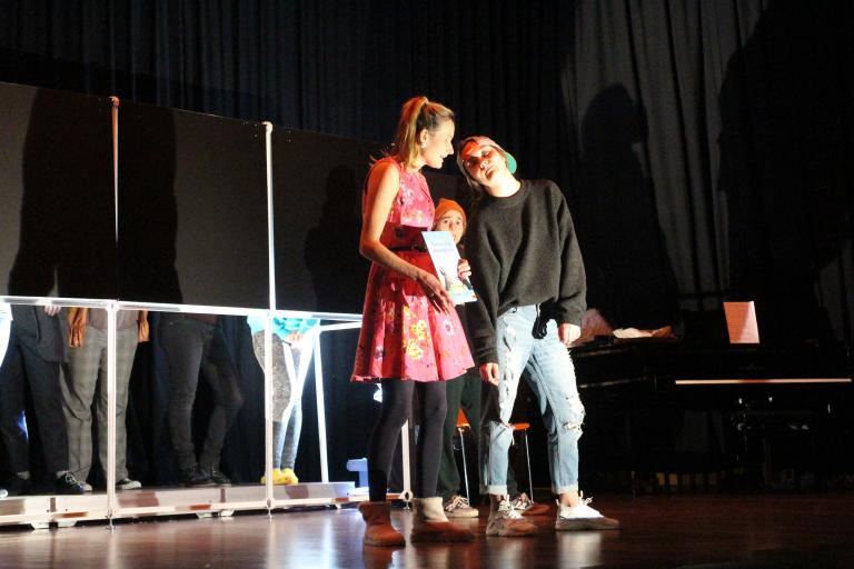 Zwei Studentinnen führen ein Theaterstück auf