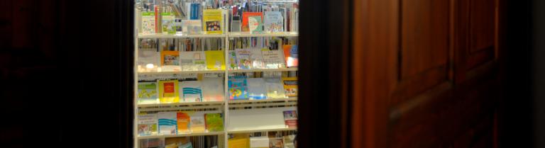 Beleuchtetes Broschüren-Regal in dunklem Flur