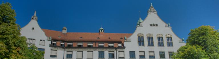 Hadwigschulhaus mit blauem Himmel im Hintergrund