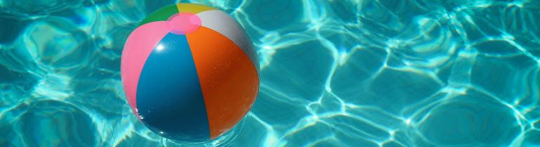 Ein Wasserball schwimmt in einem Pool