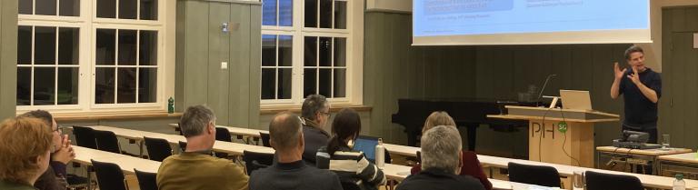 Andreas Stadelmann vom Netzwerk "Schweiz debattiert" referiert an der Focus-Veranstaltung an der PHSG.