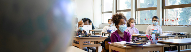 Schulkinder mit Maske