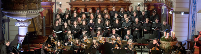 Chor singt in einer Kirche