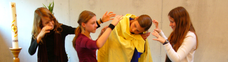 Kinder stellen Theaterszene nach