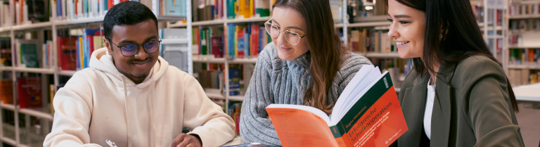 Drei Studierende an einer Aufgabe