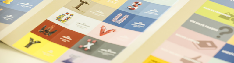 Buchstaben auf Tisch