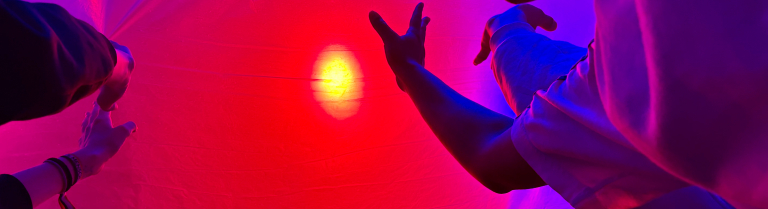 Jugendliche recken sich einem Licht entgegen