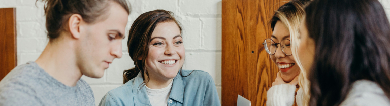 Gruppe lachend in einer Besprechung