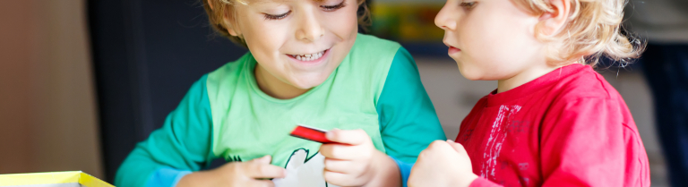 Zwei Kinder betrachten ein Schild, das zu ihrem Spiel gehört