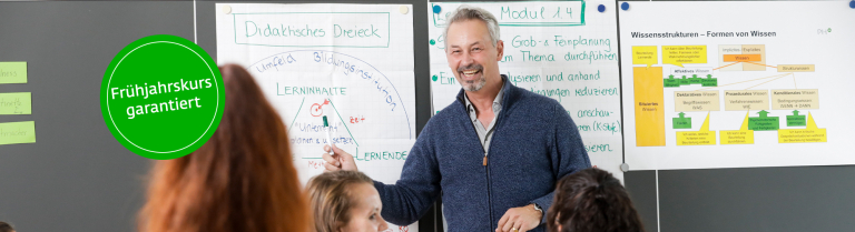 Dozent schaut in die Klasse