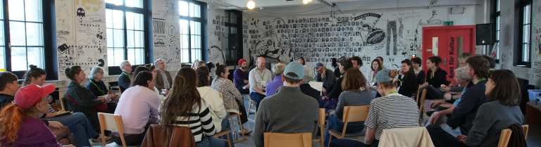 eine Gruppe Personen in einem Sitzkreis