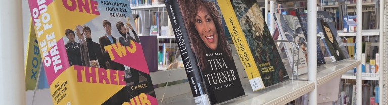 Biografien in Ausstellungsregal