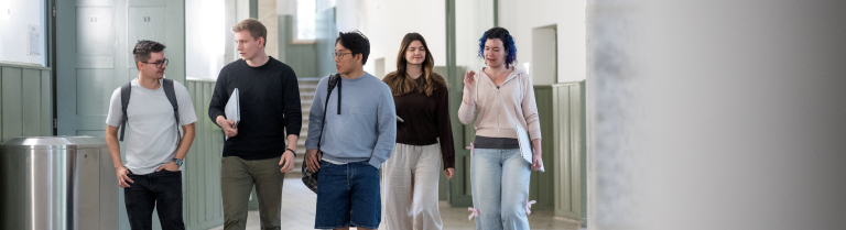 Studierenden laufen durch den Gang