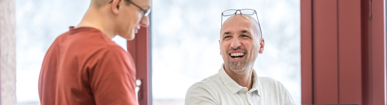 Kursleiter schaut Teilnehmenden an.