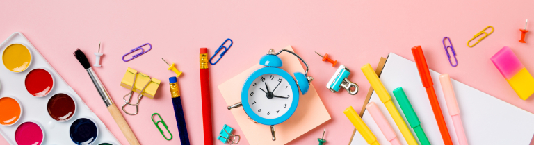 Diverse Utensilien auf rosa Hintergrund.