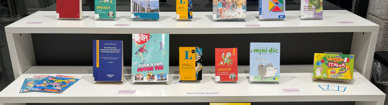 Verschiedene Bücher zum Thema «Romanische Sprachen» sind auf einem Regal ausgestellt