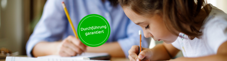 Mädchen schreibt etwas auf