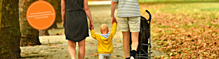 Elternpaar spaziert mit Kind in der Mitte im herbstlichen Park