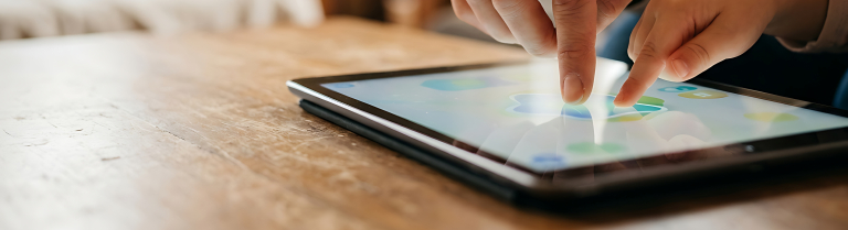 Erwachsenen- und Kinderhand auf einem Tabletbildschirm