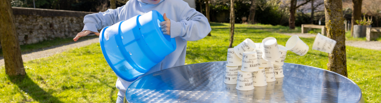 Kind experimentiert im Freien