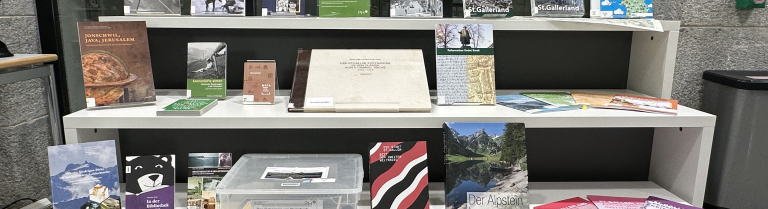 Ausstellungsregal mit Medien zum Kanton St. Gallen