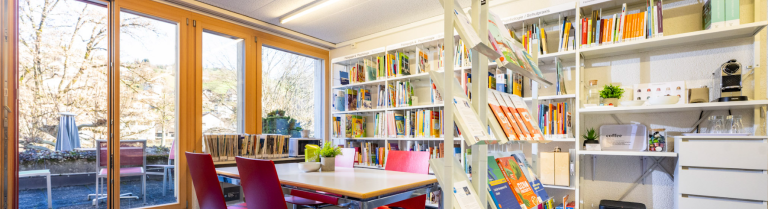 Bücher in einem Bücherregal