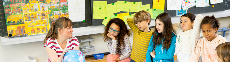 Lehrerin mit Kindern