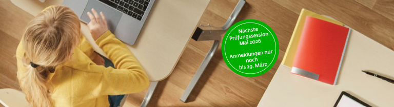 Studentin arbeitet am Pult