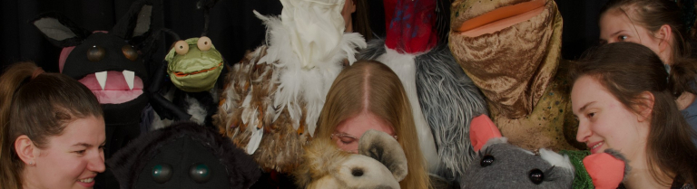 Puppen und Studierende proben für das Musical 2026