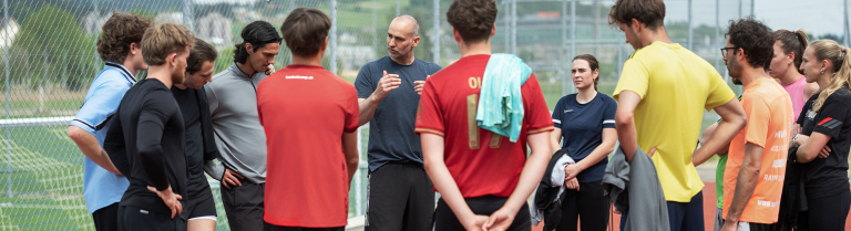Student:innen im Sportunterricht