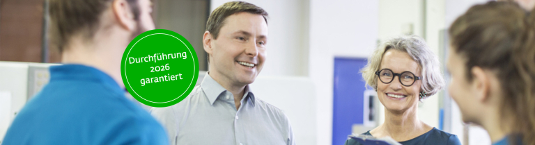 Vier Personen diskutieren und lachen