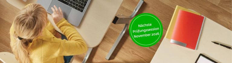 Vogelperspektive auf Person mit Laptop