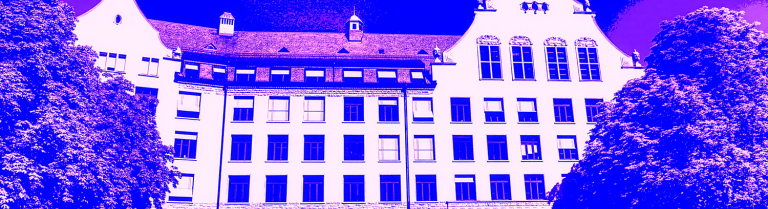 das Hochschulgebäude Hadwig violett eingefärbt