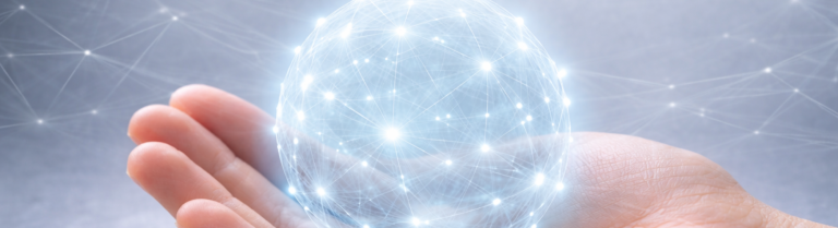 Hand hält leuchtende digitale Vernetzungskugel als Symbol für KI-Angebote des IDIB