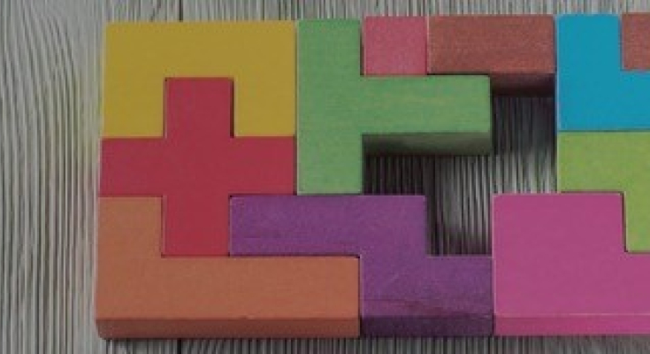 Farbiges Holzpuzzle mit geometrischen Formen