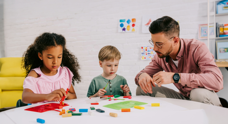 Kindergartenlehrperson mit Kindergartenkindern