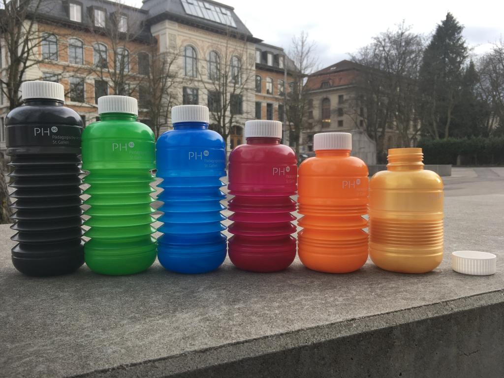 Farbige Trinkflaschen