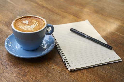 Kaffeetasse mit Stift und Papier