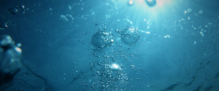 Wasser mit aufsteigenden Luftblasen
