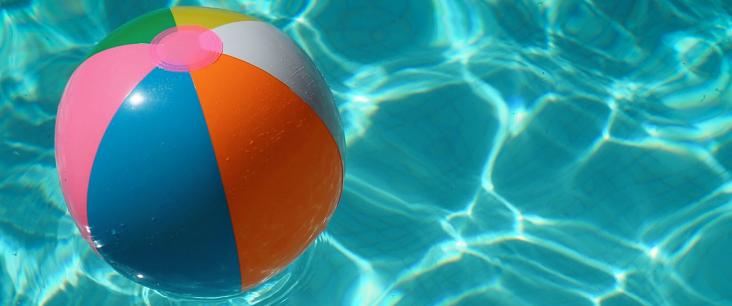 Ein Wasserball schwimmt in einem Pool