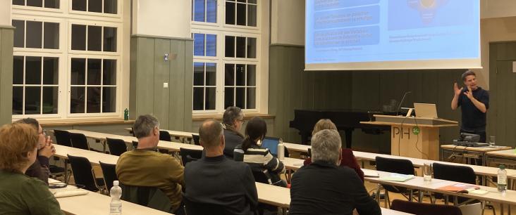 Andreas Stadelmann vom Netzwerk "Schweiz debattiert" referiert an der Focus-Veranstaltung an der PHSG.
