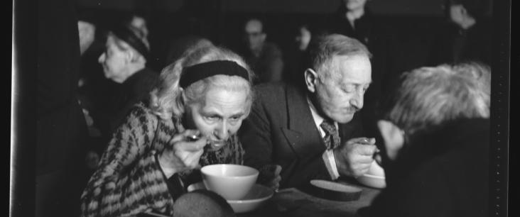 Eine Frau und ein Mann essen Suppe