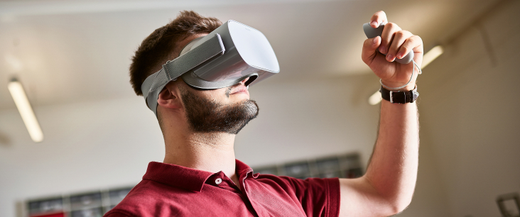Studierender trägt eine VR-Brille
