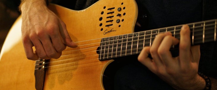 Person, die auf einer Gitarre spielt