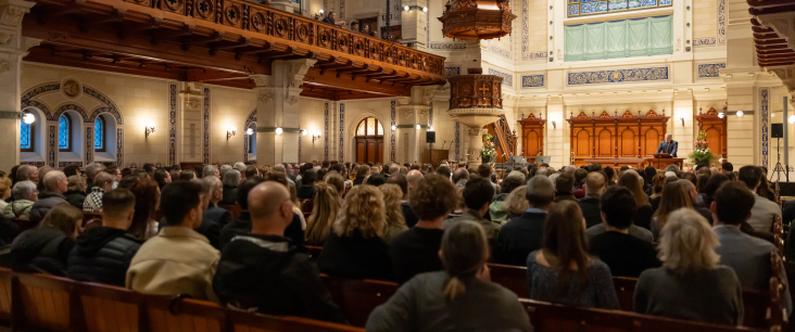 Diplomandinnen und Diplomanden in der Kirche Haldenbühl