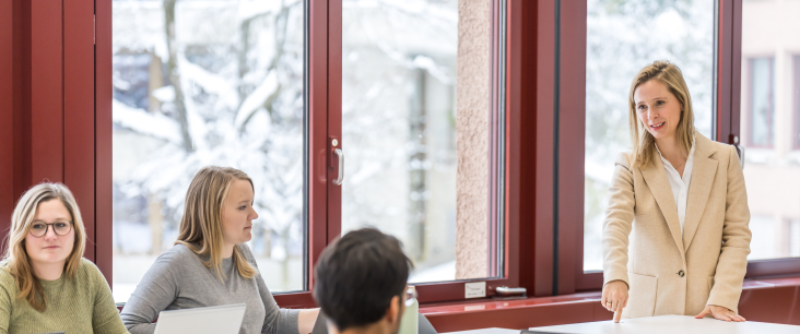 Kursleiterin spricht zu Teilnehmenden
