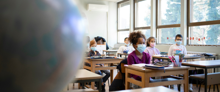 Schulkinder mit Maske