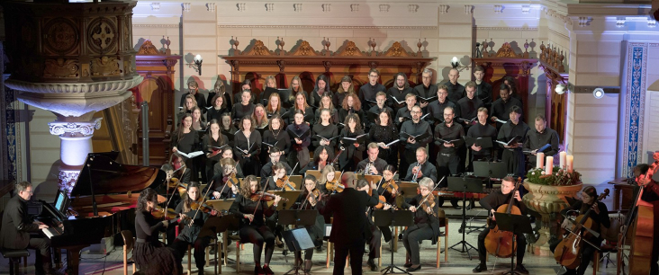 Chor singt in einer Kirche