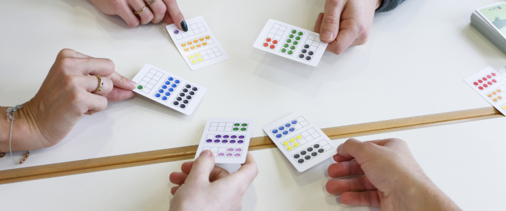 Hände mit Spielkarten